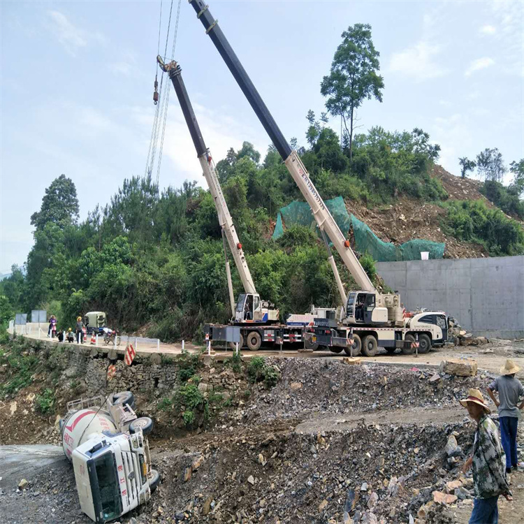 武穴汽车掉沟里叫吊车救援要多少钱